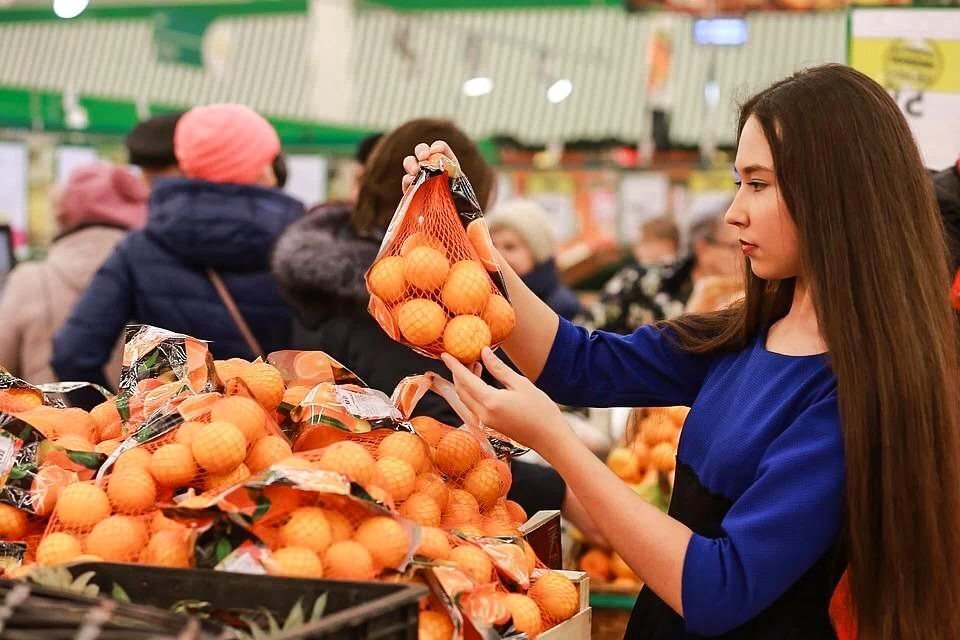 мандарины на прилавке. мандарины в интернете. рынок мандарин. мандарины много. 10 кг мандарин.