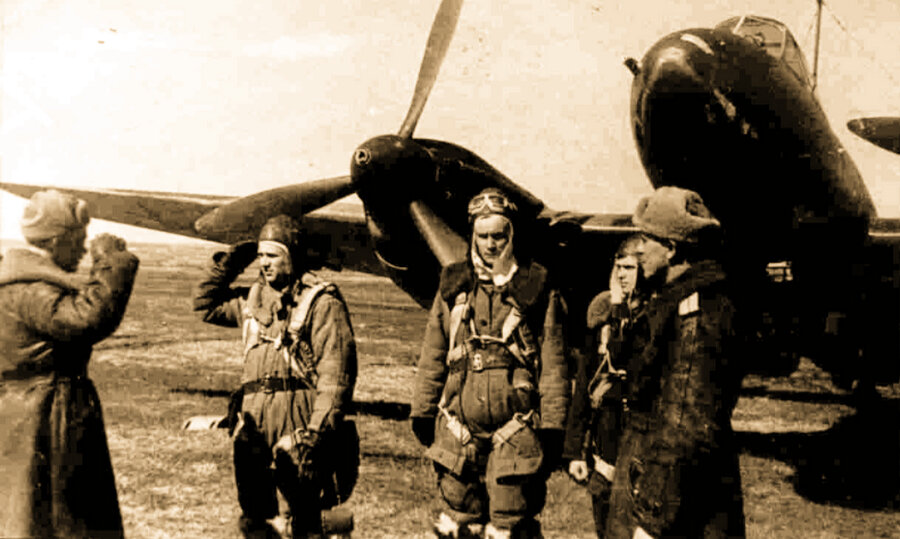 Один из экипажей 98-го огв.рап докладывает о выполнении задания