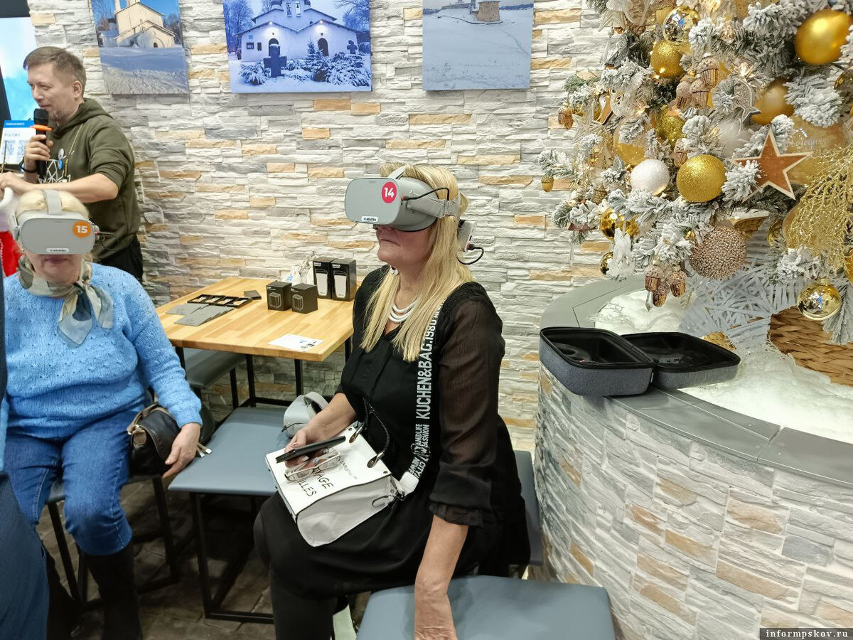 Гости стенда Псковской области могут погрузиться в мир виртуальной реальности. Фото здесь и далее: ПАИ