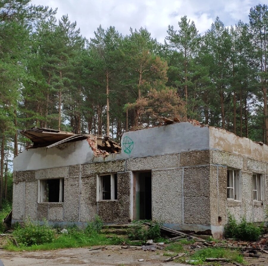 Здание столовой было без окон, крыши и дверей. Мы уже поставили стеклопакеты 