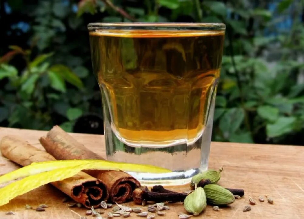 Самогон 50-градусный — 1,2 л.
Корица палочками — 5 г.
Гвоздика — 15 шт.
Кардамон — 2–3 шт.
Анис — чайная ложка.
Перец душистый — 8 шт.
Цедра апельсина высушенная — четверть плода.
Сахар — 120 г.

Высыпаем в ёмкость все приправы в указанных выше пропорциях. Сахар и воду пока что не добавляем.
Заливаем смесь самогоном, интенсивно взбалтываем и ставим в тёмное тёплое место (полка в шкафу подойдёт идеально).
Раз в сутки старайтесь проверять ваш напиток и перемешивать его содержимое. Герметично закрытую крышку открывать не рекомендуется.
Через 10 дней необходимо будет открыть ёмкость, высыпать в неё сахар и вылить оставшуюся воду. Взболтайте до полного растворения сахара.
Готовый напиток следует отфильтровать, используя вату или марлю. После этого дайте напитку 2–3 дня постоять в прохладном месте, чтобы у жидкости стабилизировался вкус и запах.