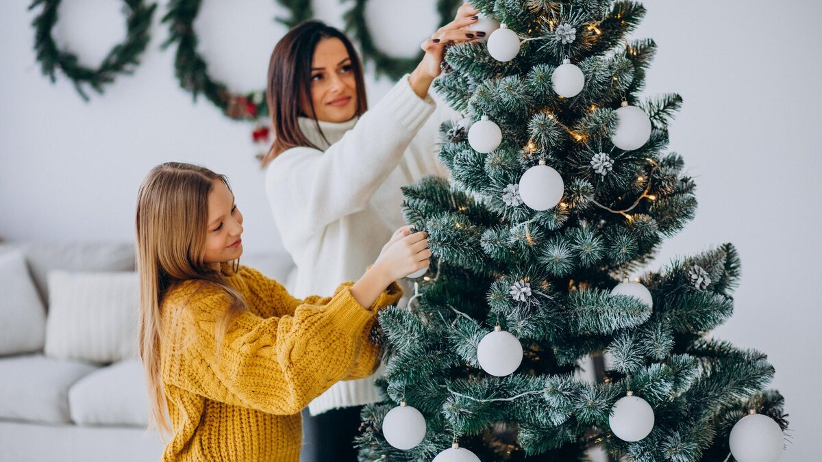    Собираетесь на этот Новый год покупать искусственную ель? Чтобы избежать аллергии, выбрать ее важно правильно© Freepik | senivpetro