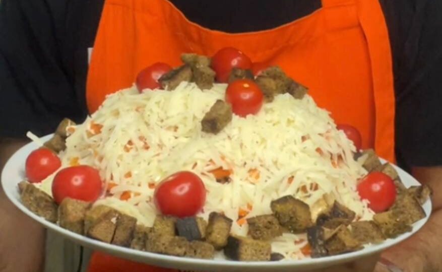 «Курочка под кайфом» – этот салат шокировал весь интернет, он точно должен быть на новогоднем столе: оторваться от него невозможно