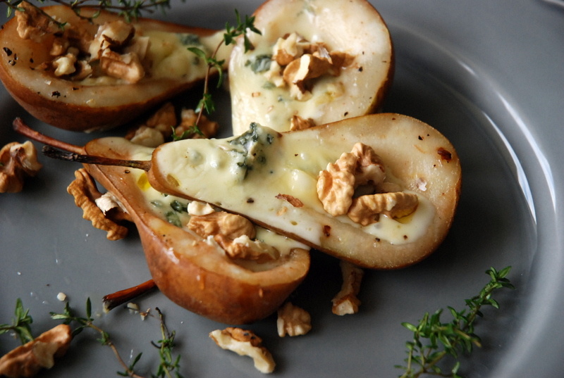 Груша запеченая с горгонзолой и орехами