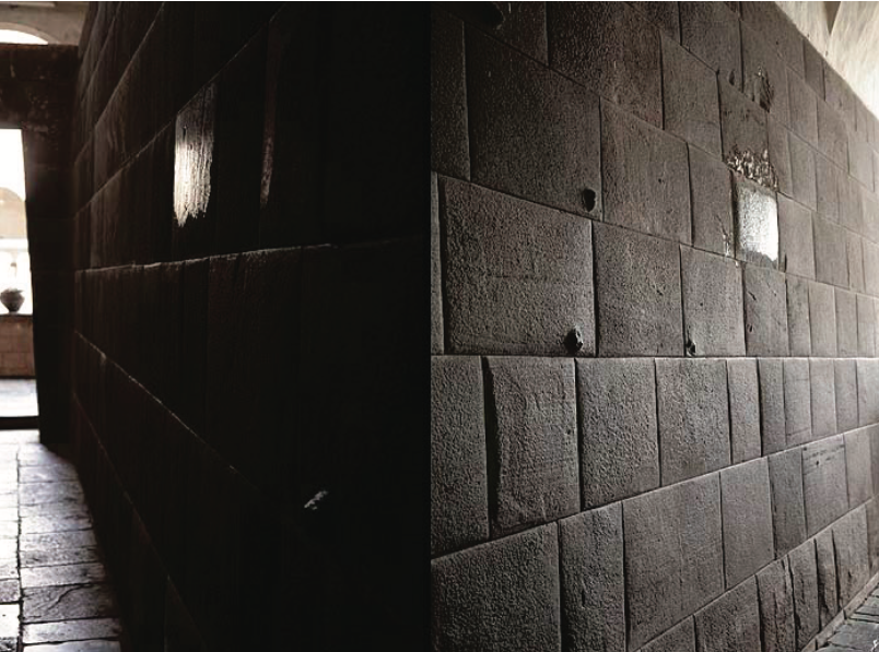 Отдельные отполированные блоки в кладке. Изображение взято из книги А. Ю. Склярова «Перу и Боливия задолго до инков», издательство ВЕЧЕ, 2011 