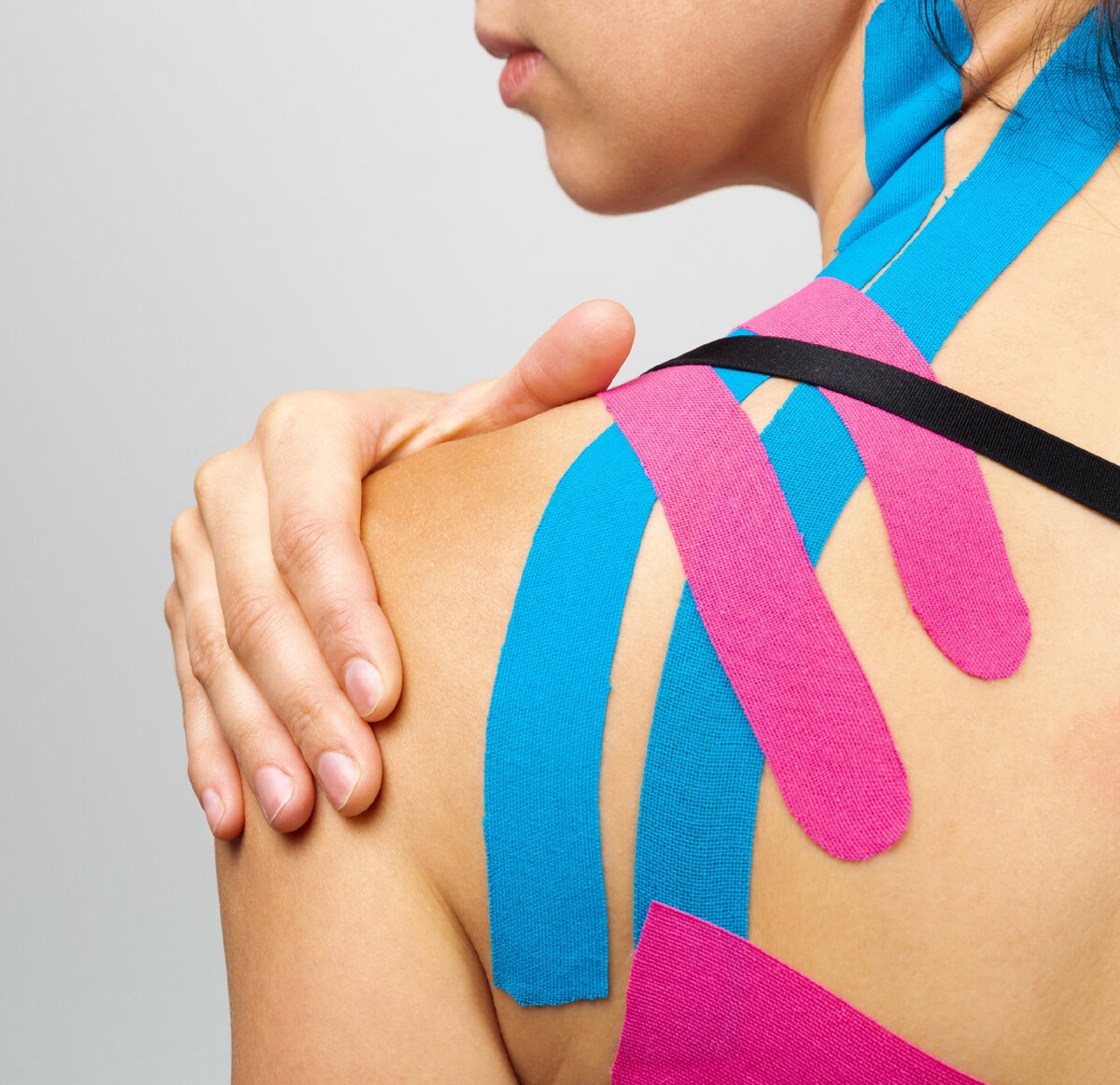 Кинезиотейпирование шейного отдела. Кинезиотерапия тейпирование. Спортивная медицина тейпирование. Кинезио тейп перфорированный. Кинезио тейп kinesio.