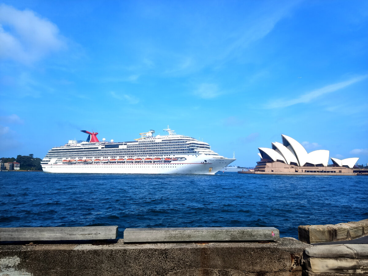 Пассажирское судно уходит из Сиднея