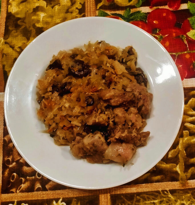 Тушёная капуста с грибами и овощами