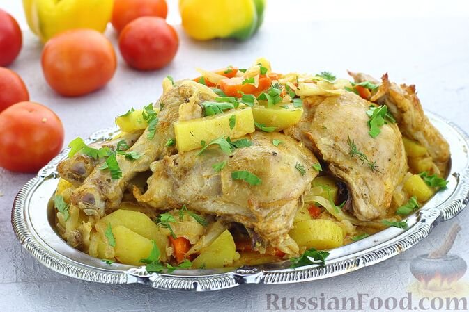 курица, картофель, капуста белокочанная, лук репчатый, морковь, майонез, паприка молотая, чеснок сушеный, хмели-сунели, соль, перец чёрный молотый, зелень петрушки