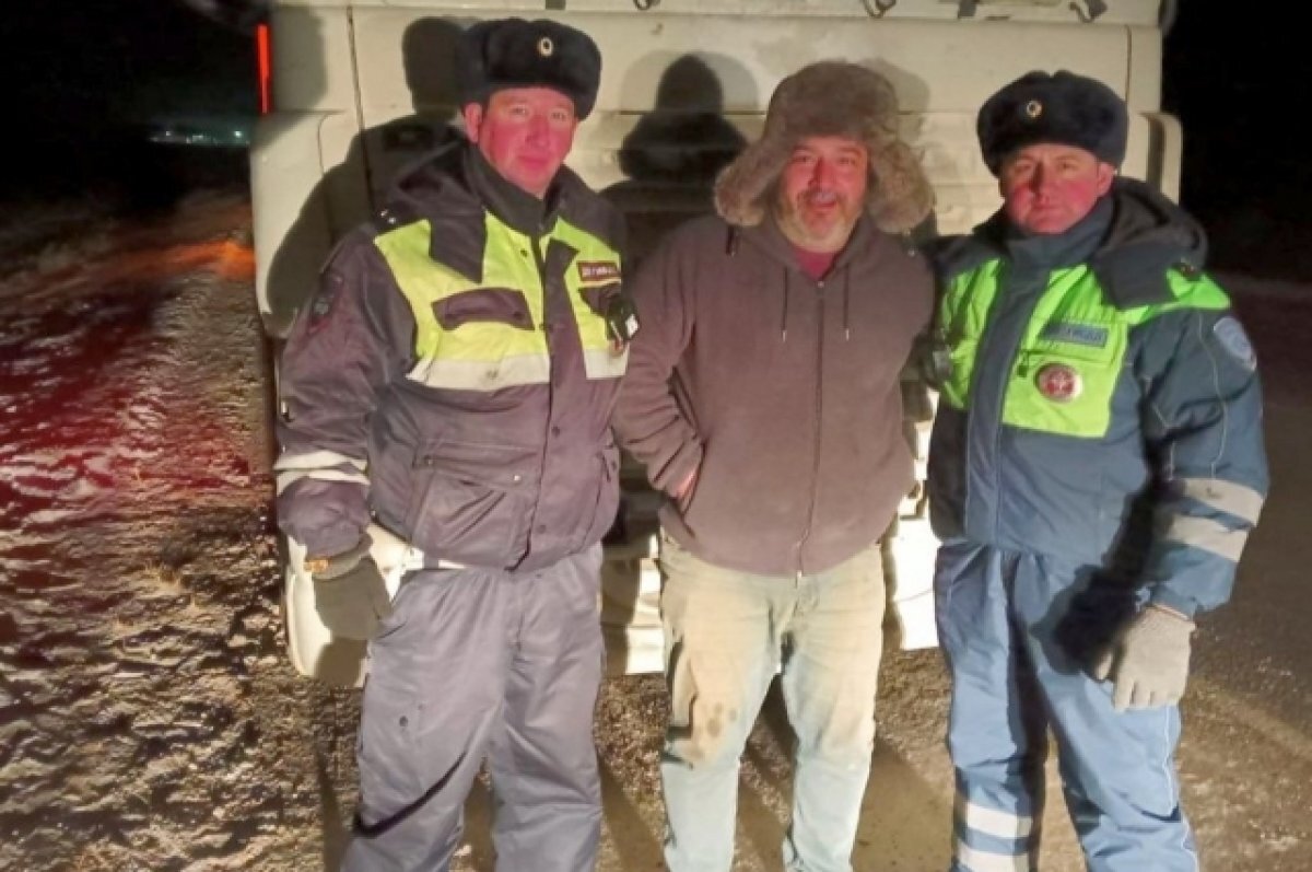    Полицейские помогли ехавшему в Иран дальнобойщику завестись на морозе