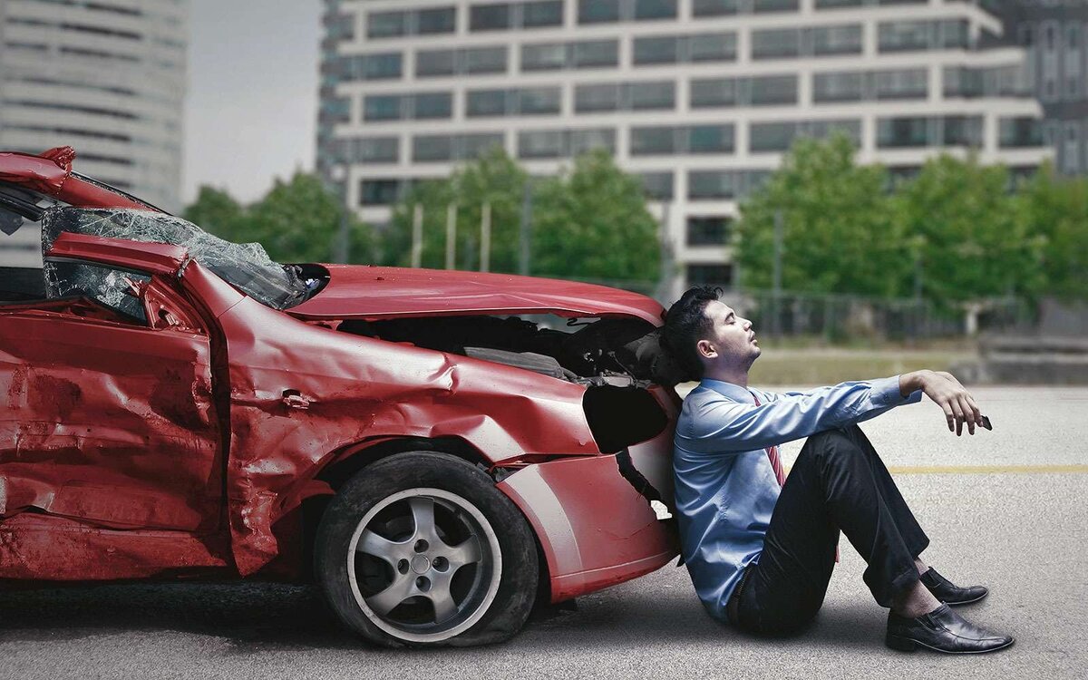 осматривает автомобиль. включи после машины. краш тест евронкап. разбитый автомобиль. битая машина.