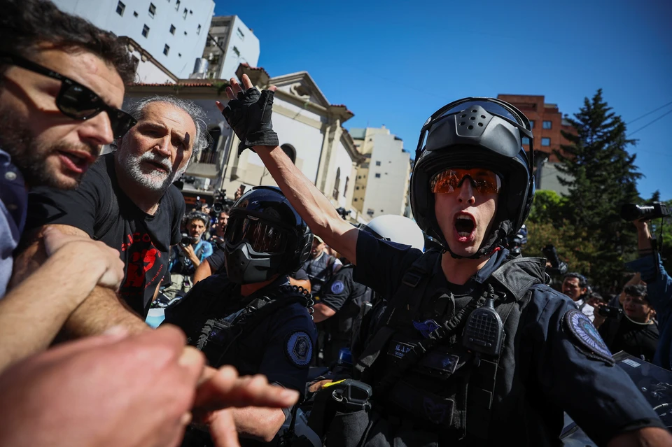 Аргентина протесты. Полиция Аргентины. Протесты в Аргентине 2023.