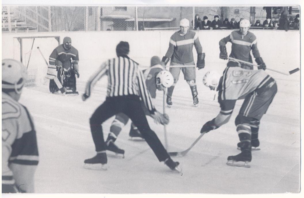 На фото: хоккейный матч на стадионе «Малютка».