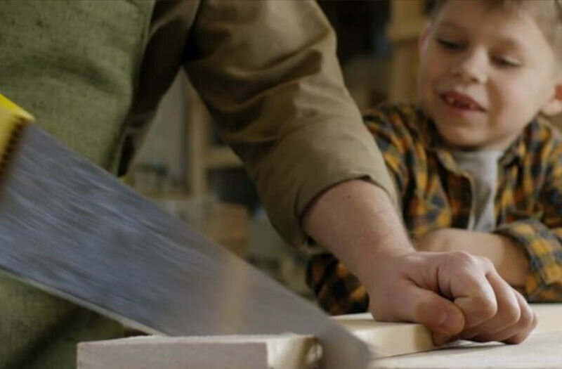 урок труда. урок технологии. уроки труда в школе. профмастерства конкурс 2021. школьник на уроке труда.