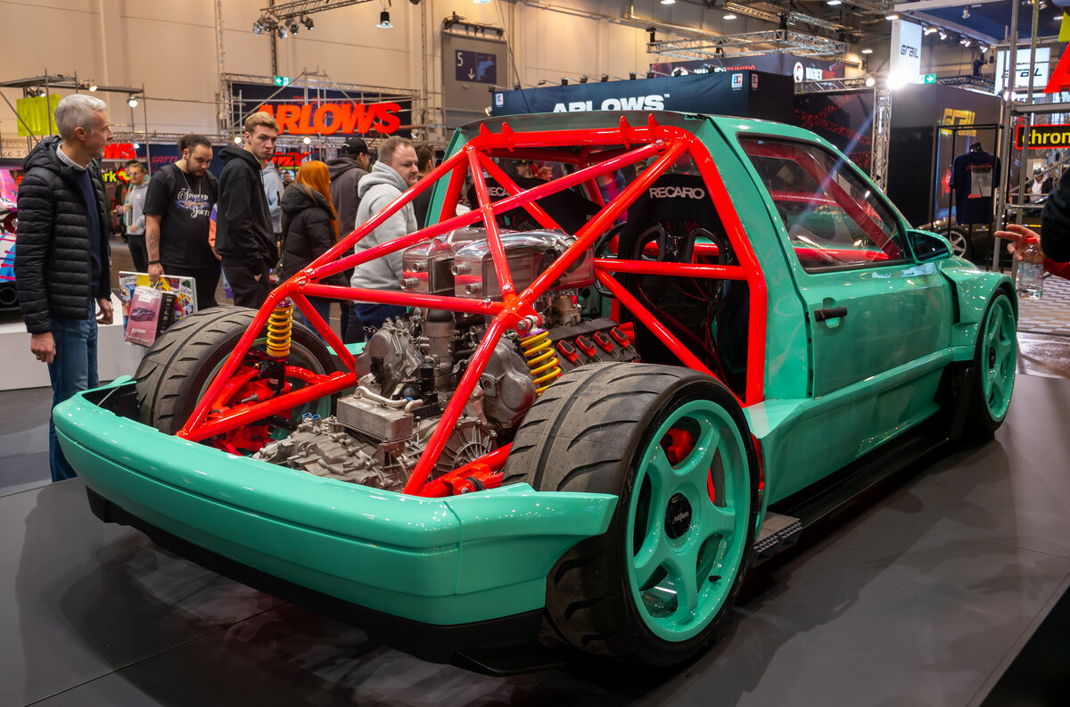    Причём проект получил серьёзную инженерную проработку: немецкая фирма Speed Engineering разработала конструкцию пространственной рамы, взяв за основу отсканированную модель кузова, a за сварку рамы на специальном стапеле отвечала известная фирма Heggemann AG. Пока супер-Гольф не закончен, а вот внешность почти готова: в ней интересно переплетены типичные решения тюнинг-сцены 90-х годов, раздутые арки в современном духе и мотивы гоночных «силуэтов» серии DTM начала нулевых. Эксклюзивный обвес придумал основатель фирмы Prior Design, Андреас Бельцек. Кстати, модель автомобиля виртуально «продули» при помощи CFD-софта. Гигантские шины-полуслики Toyo Proxes натянуты на специально изготовленные для этого проекта диски Rotiform NFN, здоровенные тормоза Brembo — с шестипоршневыми суппортами и составными дисками. Когда проект доведут до конца, будет интересно увидеть машину на гоночном треке. А это наверняка произойдёт, ведь каждый важный шаг в жизни машины Жан-Пьер Кремер [показывает](https://www.youtube.com/watch?v=if2YcSJqyWY&list=PLEI75f5VFFmBvrgpOsYSgkUan1Be7MVOI) у себя на YouTube-канале.   
Matti Blume / [Wikimedia](https://commons.wikimedia.org/wiki/File:EMS_2023,_Essen_(P1160942).jpg)