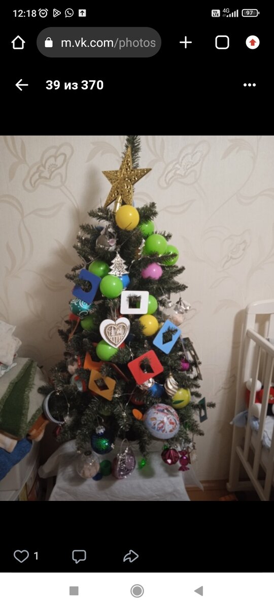 Вот так мы украсили ёлку в прошлом году.