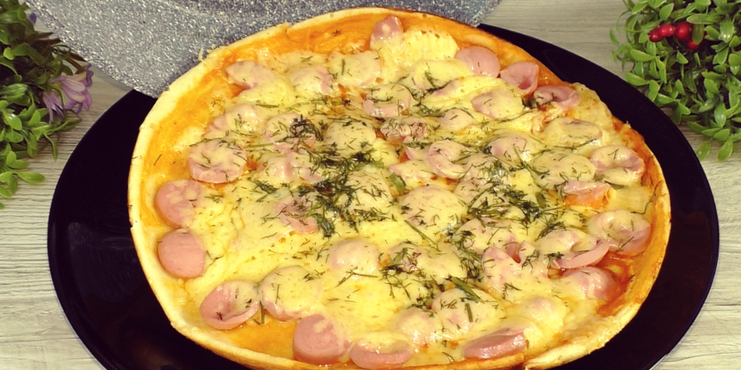 Соединяю кефир, яйца и муку, выливаю в сковороду, сверху кладу любую начинку, получается очень вкусный перекус