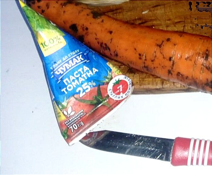 Нам понадобится не только томатная паста, но еще и сок