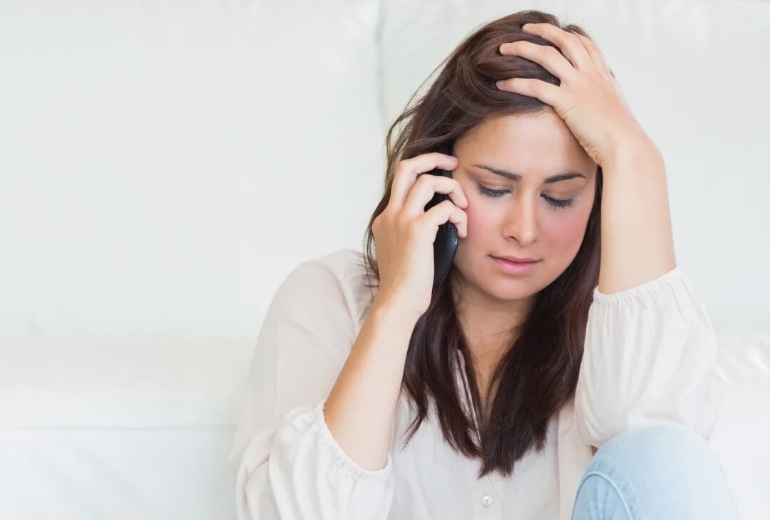 Cry talking. Плачущий клиент и психолог. Девушка эмоции. Испуг от телефона. Девушка ревет.