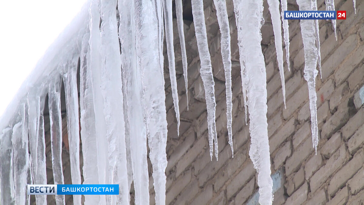    В Уфе на улице Зорге на мужчину упала ледяная глыба