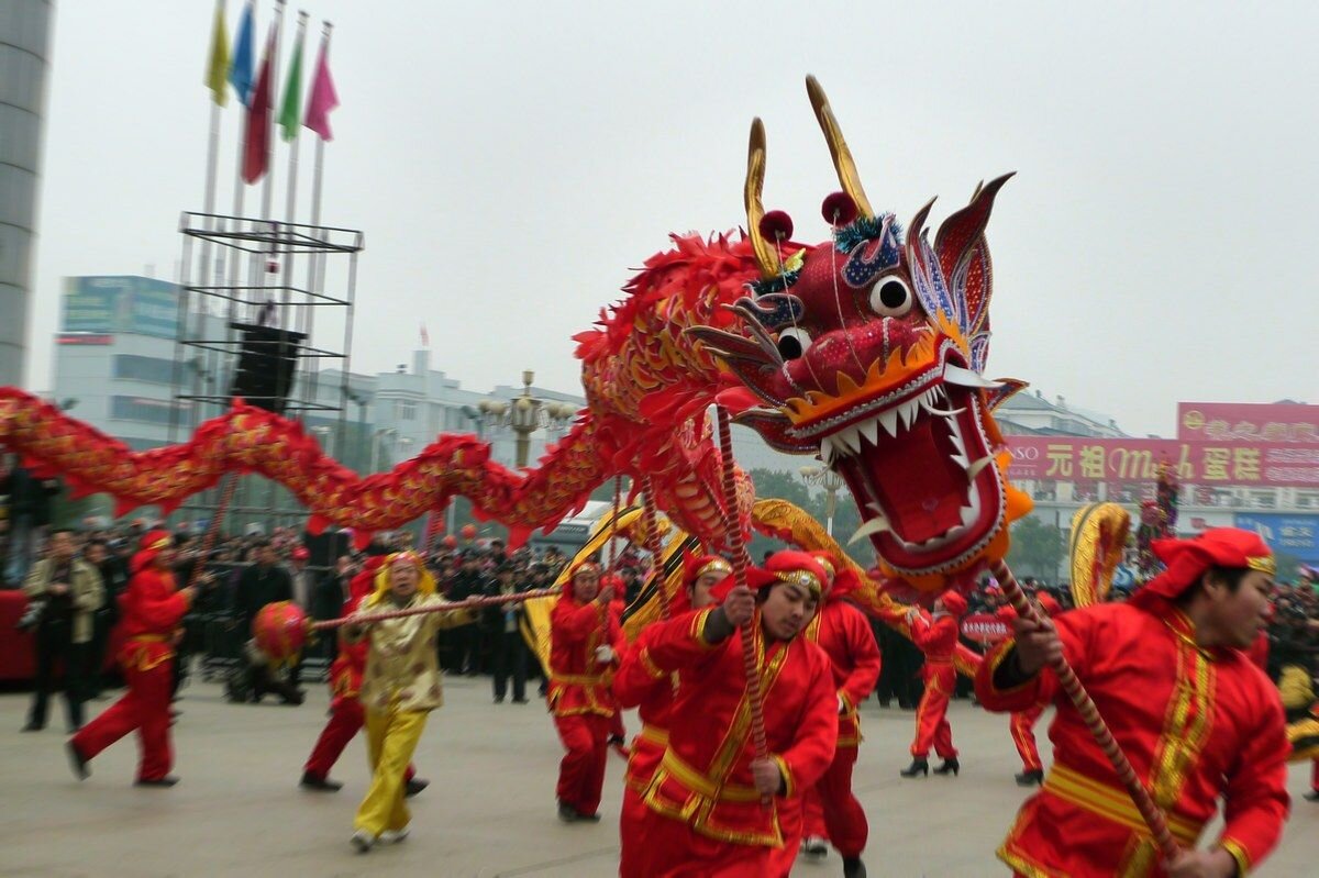 Китайская пародия. Китайский год дракона драконы фестиваль драконов в Китае. Китай Пекин дракон. Новый год в Китае. Танец дракона в Китае.