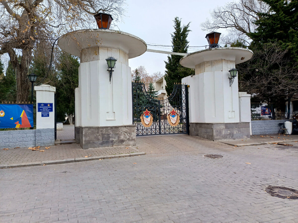 Это территория спортивного комплекса, тут есть бассейн, спортплощадки