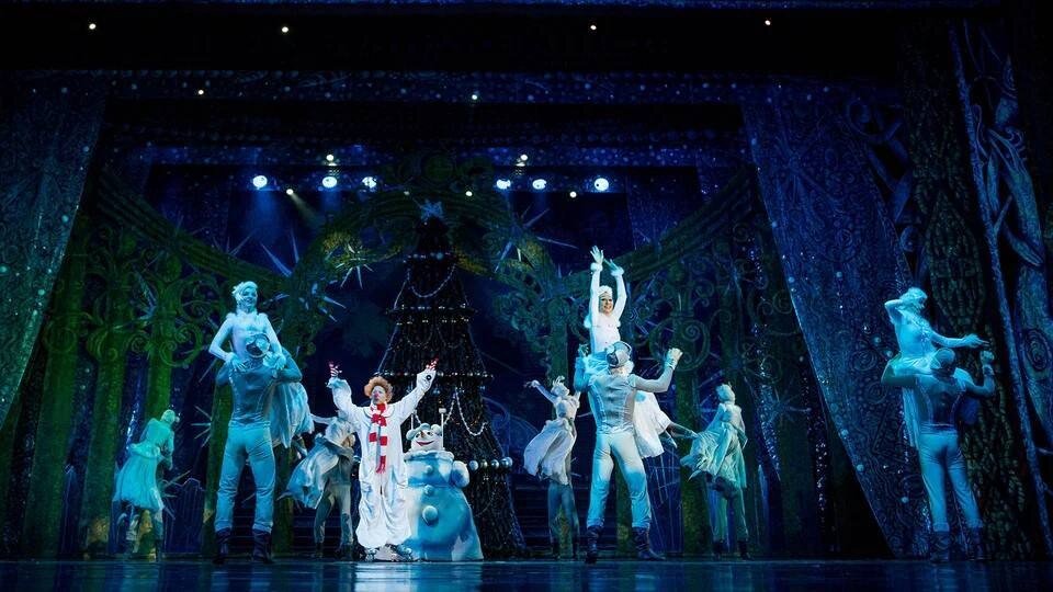    Погрузитесь в атмосферу праздника во время спектакля «Новогодний вечер». Фото: kmto-premiera.ru
