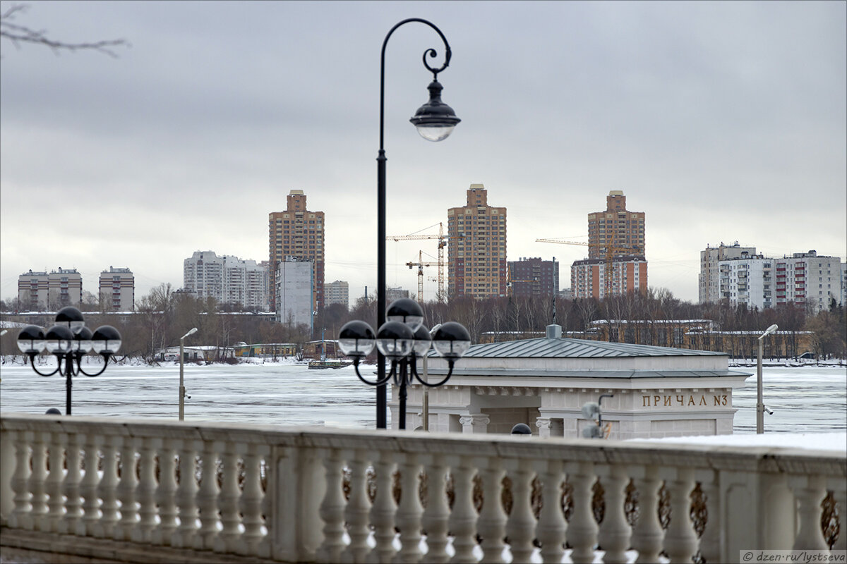 Вид на Лодочную улицу со стороны Речного вокзала