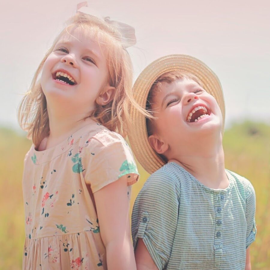 Дети на лугу. Девочка смеется. Счастливая девочка. Счастливый ребенок. Радостные дети.