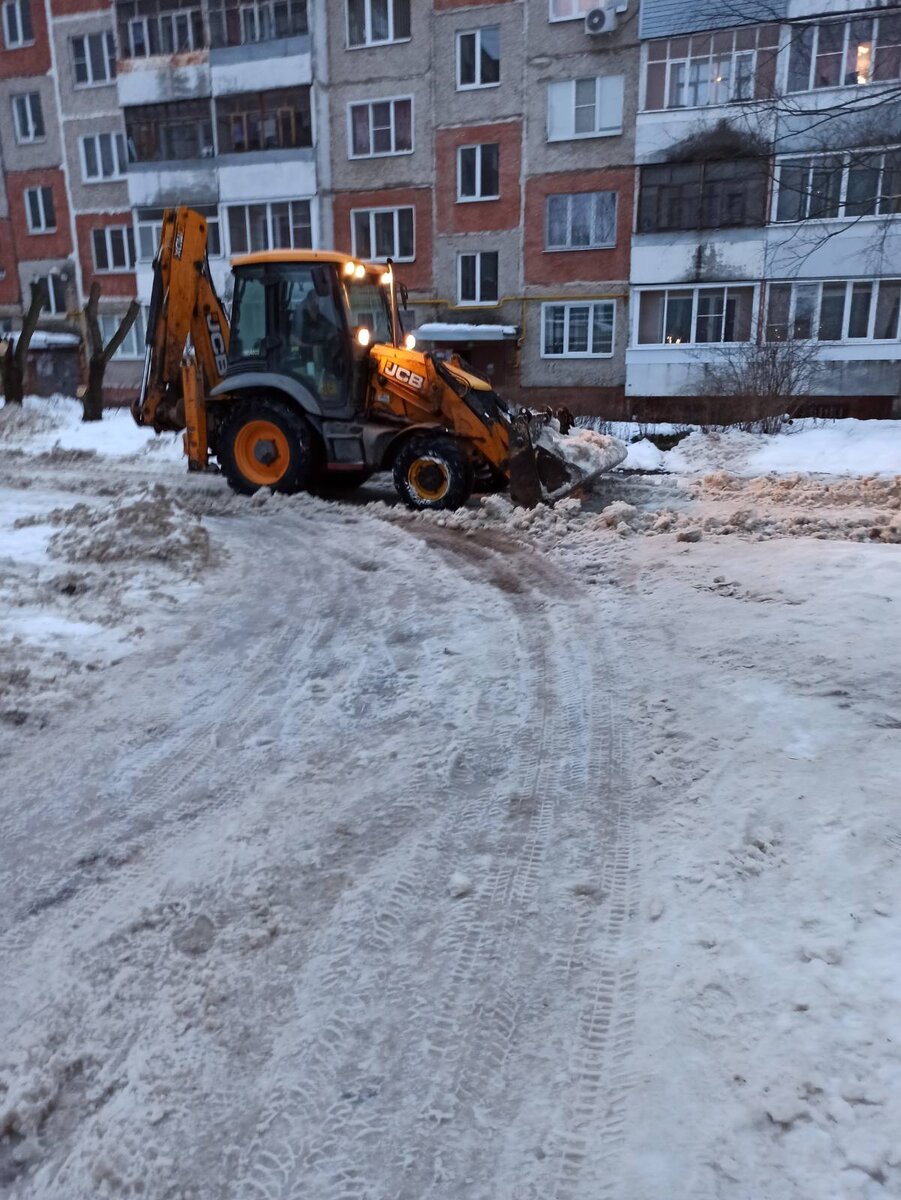 Сбросились всем домом, чтобы нанять трактор для уборки снега во дворе. Из  Переписки в общедомовом чате | Прогулки с Павлом | Дзен