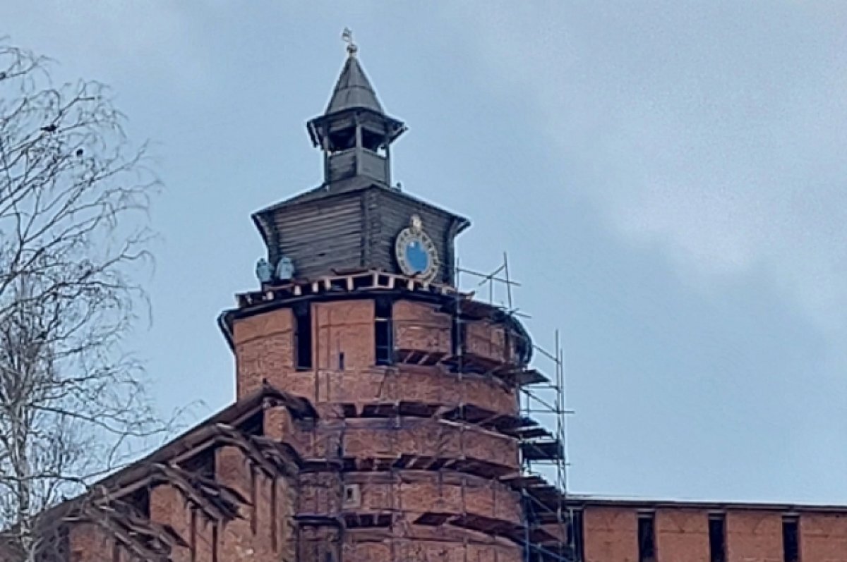    Часы монтируют на Часовой башне Нижегородского кремля