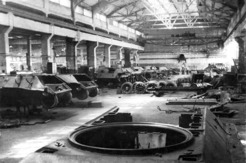 Фото 1943 г., снятое в цехе Автобронетанкового ремонтного завода №105, найденное в интернете. Первоисточник неизвестен.