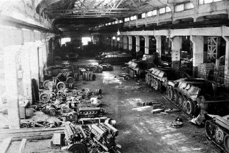 Фото периода 1942-1945 гг., снятое в цехе Автобронетанкового ремонтного завода №105, найденное в интернете. Первоисточник неизвестен.