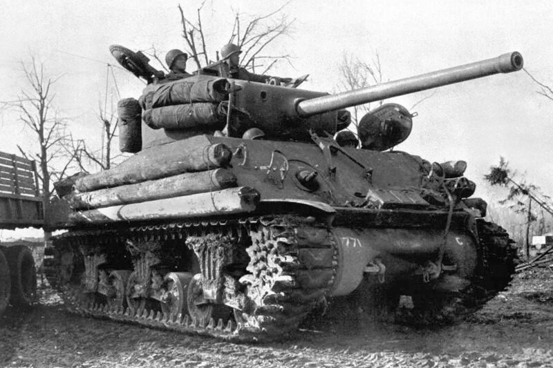 Фото танка М4 "Шерман" времён Второй Мировой Войны, найденное в интернете на сайте военных фотографий Pinterest.