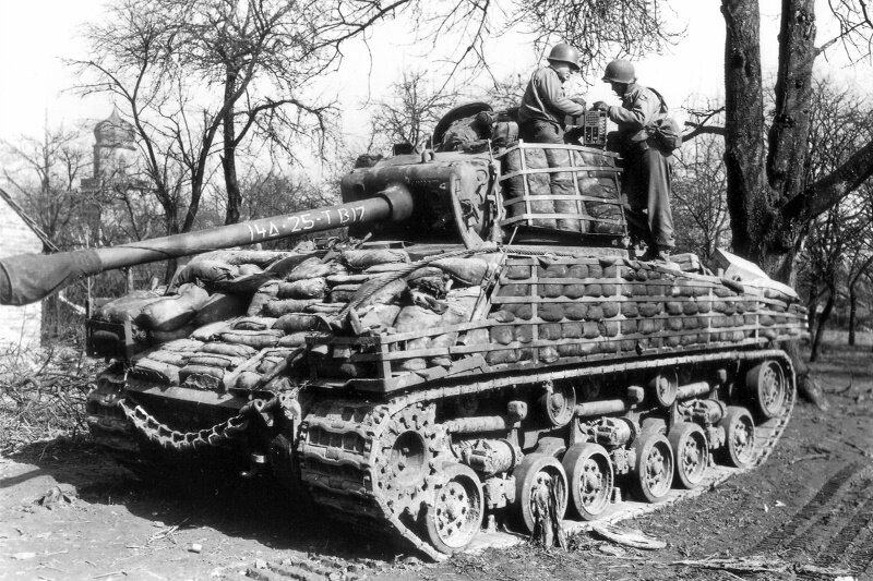 Фото танка М4А3 "Шерман" времён Второй Мировой Войны, найденное в интернете на сайте военных фотографий Pinterest.