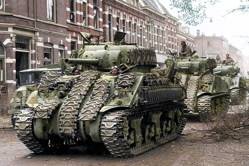 Фото танка М4А4 "Шерман" времён Второй Мировой Войны, найденное в интернете на сайте военных фотографий Pinterest.