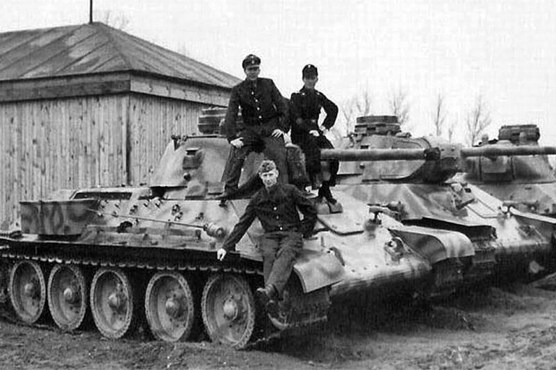 Фото захваченных немцами во время Великой Отечественной Войны танков Т-34 с установленными на них командирскими башенками. Первоисточник установить не удалось.