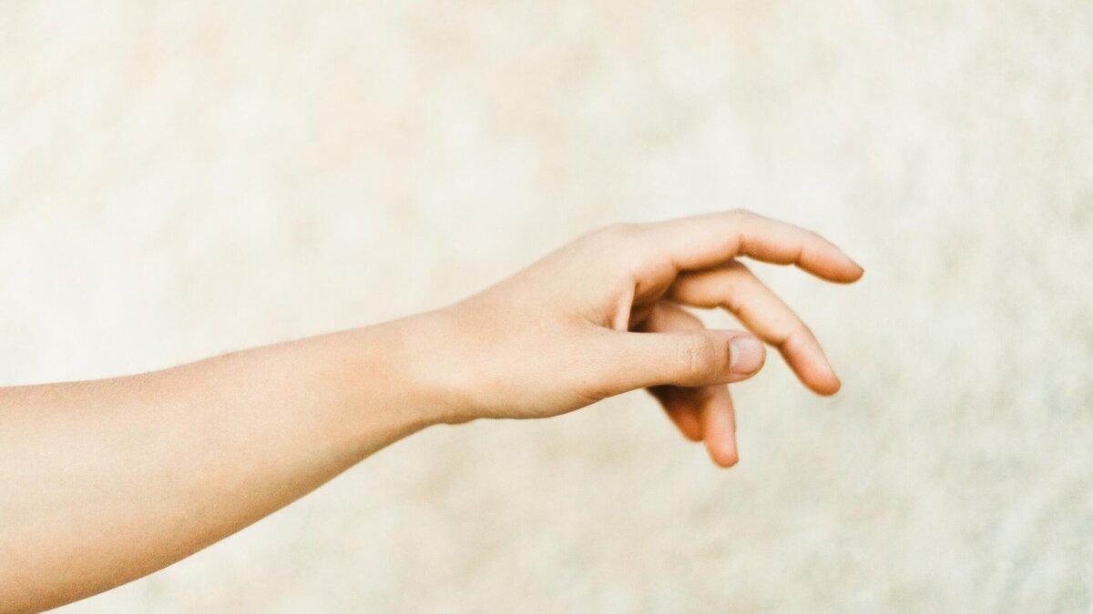    Как убрать писательскую мозоль на среднем пальце? © Unsplash / Adrien King