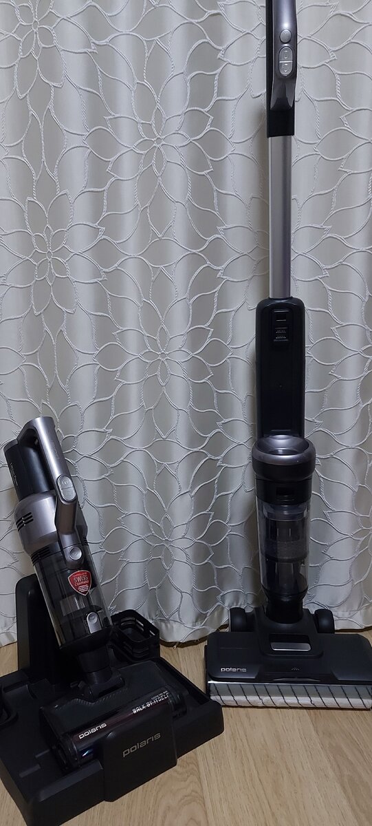 Большой и маленький пылесос на стойке для зарядки