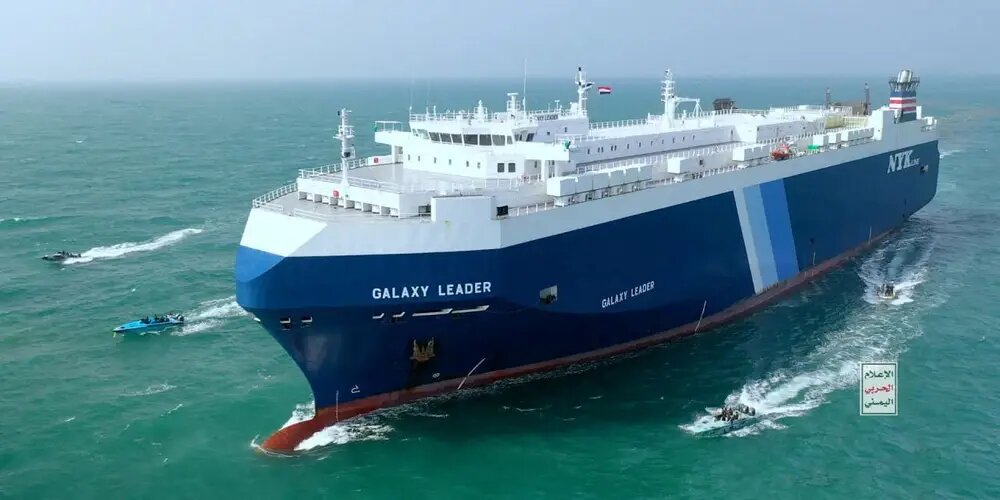 Грузовое судно Galaxy Leader в сопровождении лодок хуситов в Красном море 20 ноября 2023 года
