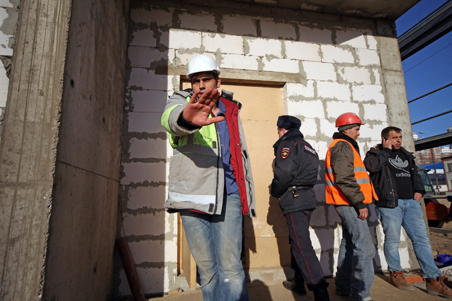 Нехватка рабочих. Дефицит мигрантов. Нехватка рабочих на стройке. Дефицит мигрантов. Мигранты в москве.