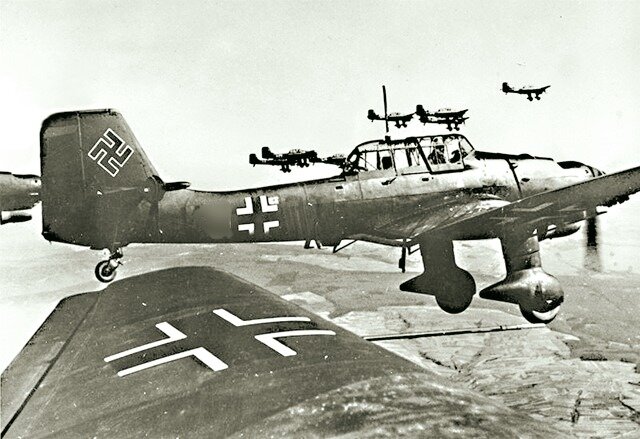 Немецкий гимн люфтваффе. Junkers ju 87 Stuka. Юнкерс 87 1943. Ju 87 1943. Junkers ju 87 Курская дуга.