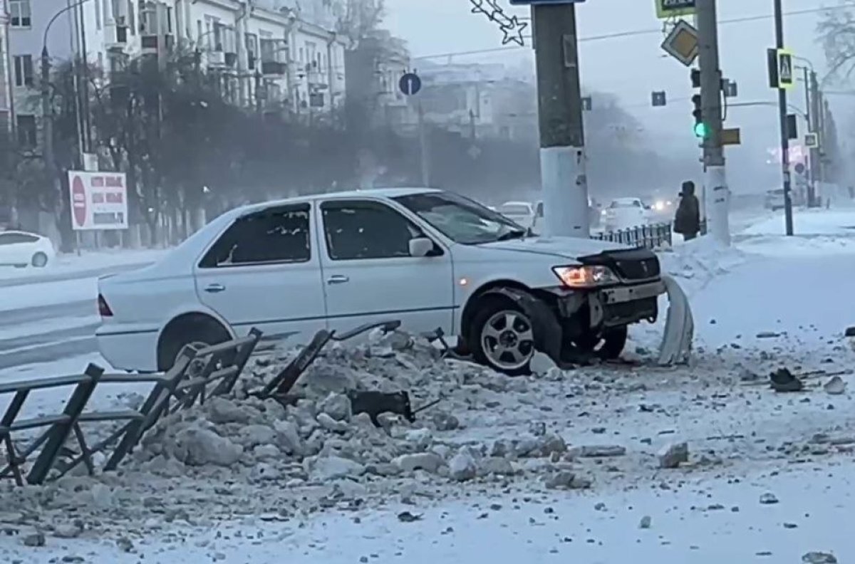    В Комсомольске-на-Амуре Toyota разнесла забор после ДТП с Hyundai