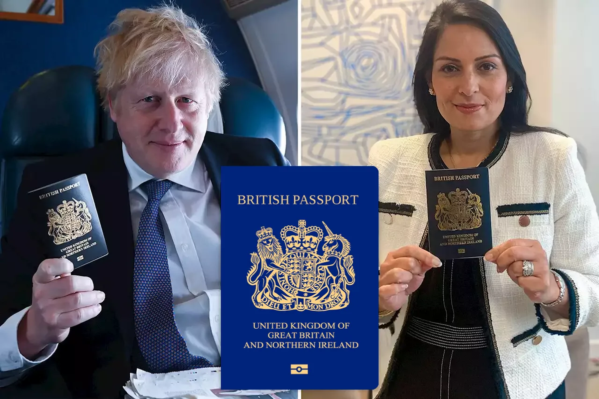 Passport uk. Британский паспорт. Паспорт великобританн. Новый паспорт Британии. Загранпаспорт гражданина Великобритании.