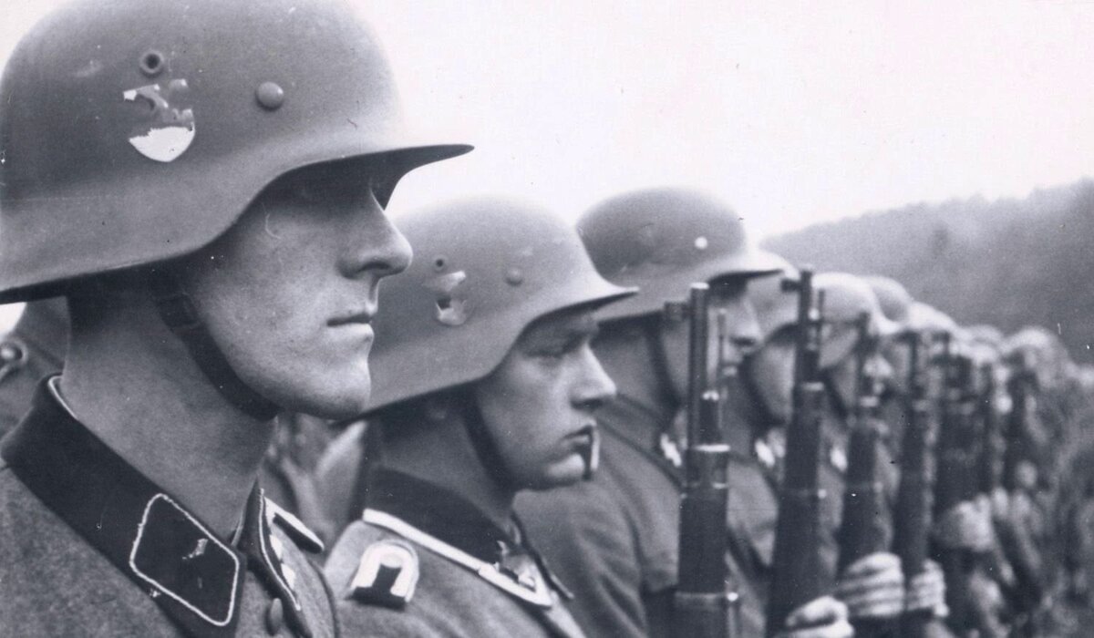 Эсэсовцы (источник: https://clck.ru/37DL6r)