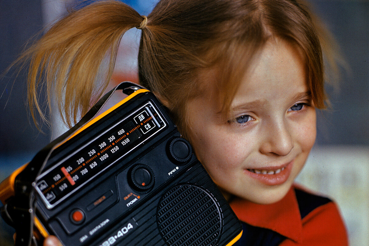 Массовая радио юиблиотека. Радиоприемник. Радио. Массовое радио. Кинематограф нигерии.