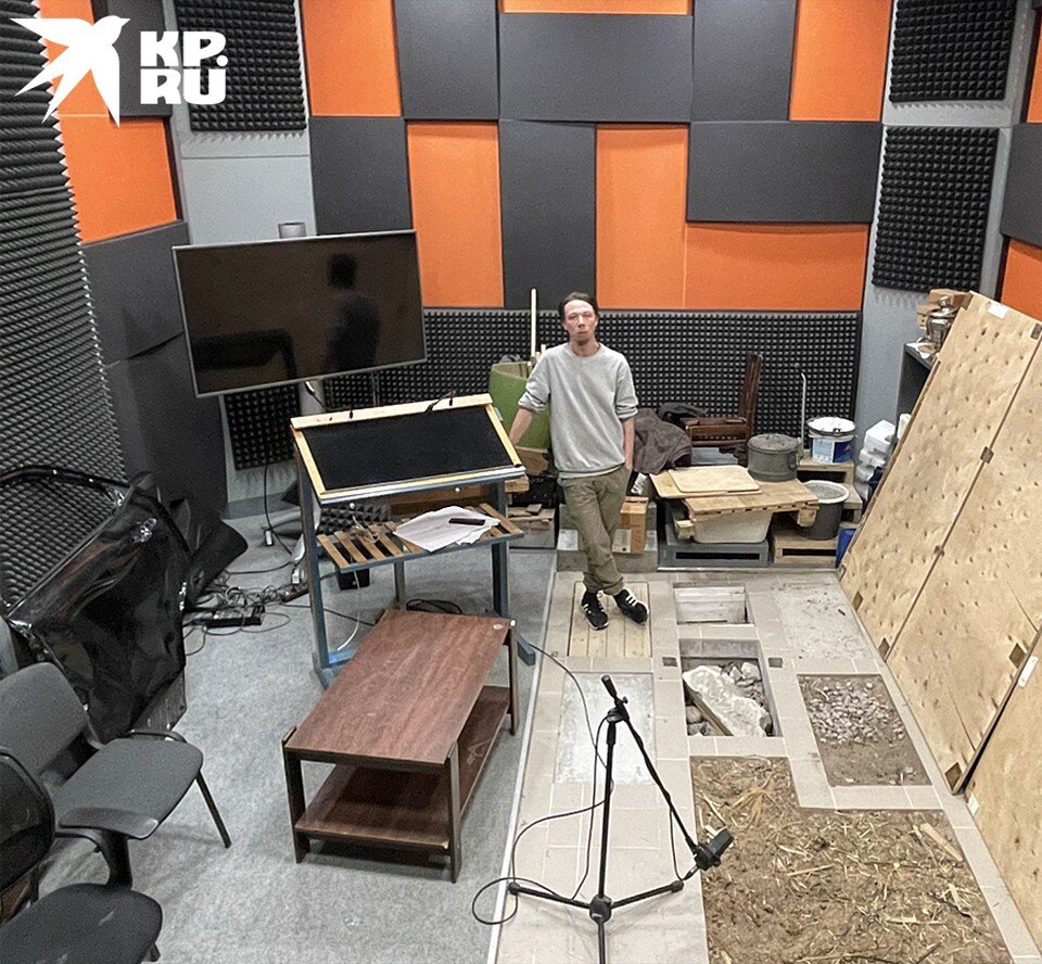    Вот в этой студии звукозаписи и озвучивают приключения Ивана Царевича и Трех богатырей Денис КОРСАКОВ