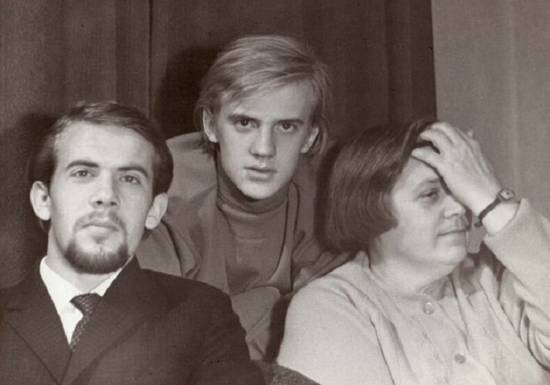 Александр Годунов в юности. С братом и мамой