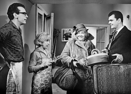 Кадр из советской комедии «Легкая жизнь»