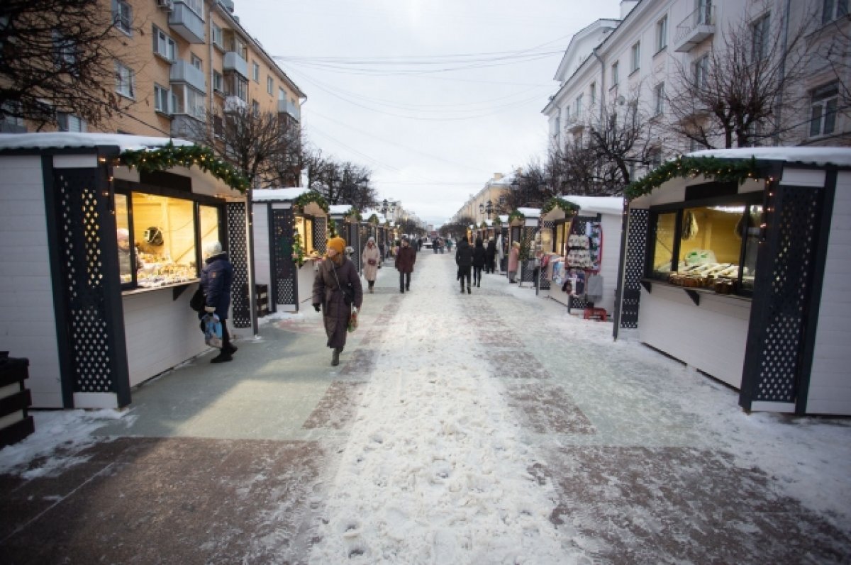    На праздничной волне.